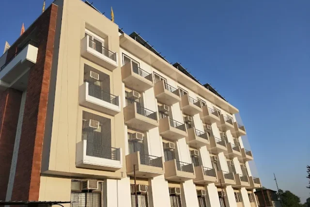 कर्णावती भवन धर्मशाला खाटू श्याम जी — Lift, AC, Free Parking, Bhojanalaya