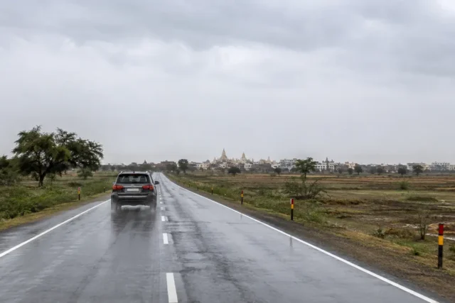 बारिश में खाटू श्याम की सड़क यात्रा: दिल्ली, जयपुर और रींगस मार्ग की तैयारी