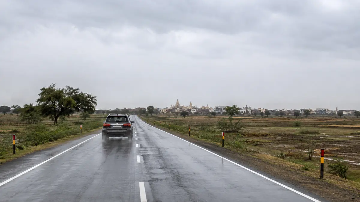 बारिश में खाटू श्याम सड़क यात्रा का प्रतीकात्मक दृश्य