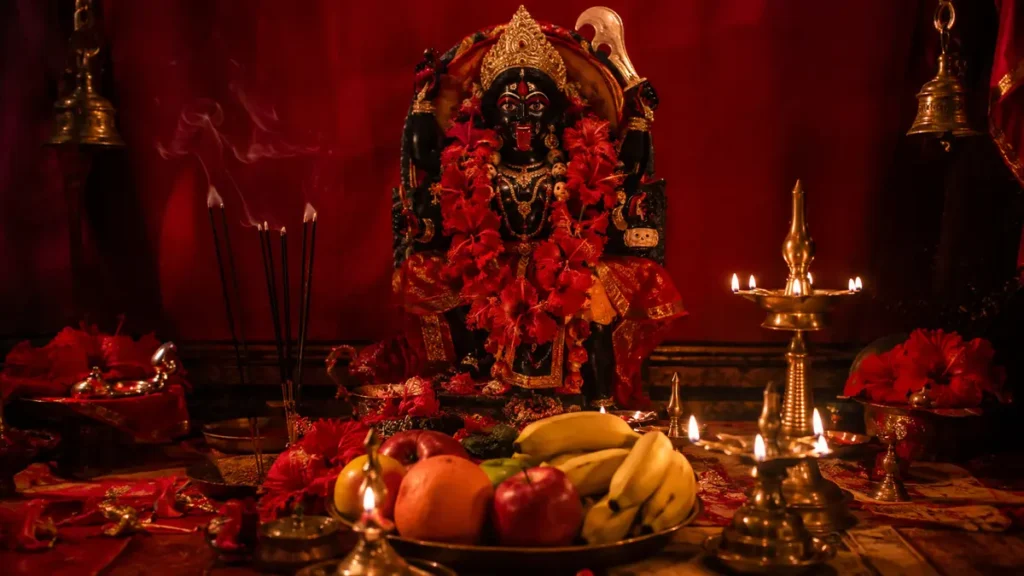 माता काली पूजा विधि के लिए सजी पूजा चौकी और प्रमुख सामग्री