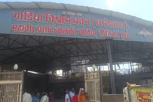 गाडिया विश्राम भवन (धर्मशाला) — मंदिर के पास, खाटू श्याम जी