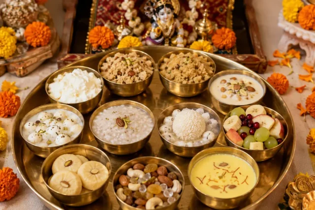 जन्माष्टमी भोग की थाली में माखन-मिश्री, पंजीरी, पंचामृत, फल, खीर और मेवे